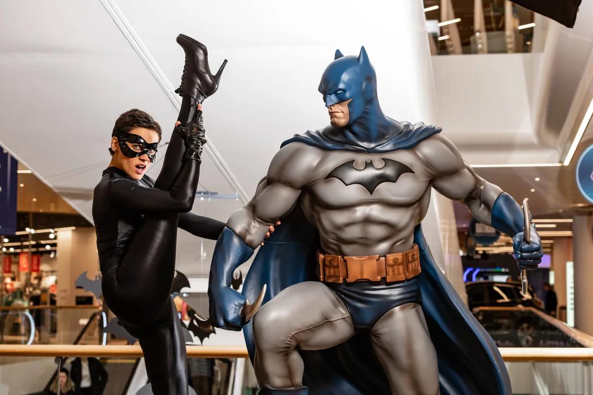 Coop Batman, Heroes in Training, Eröffnungsevent im Volkiland in Volketswil am Dienstag (23.01.2024) mit Batman und Kontorsionistin Nina Burri.